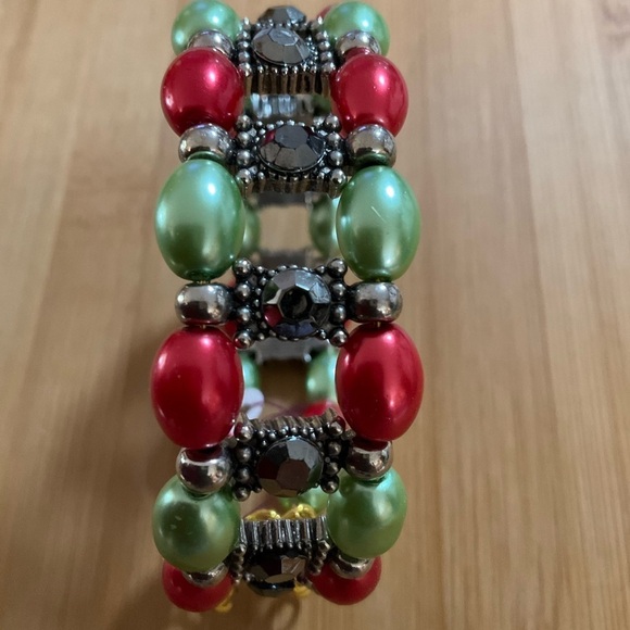 Hand Crafted Pearl Cuff Bracelet Red Green Gold Button Pearls Gold Chain Medium - Picture 2 of 6